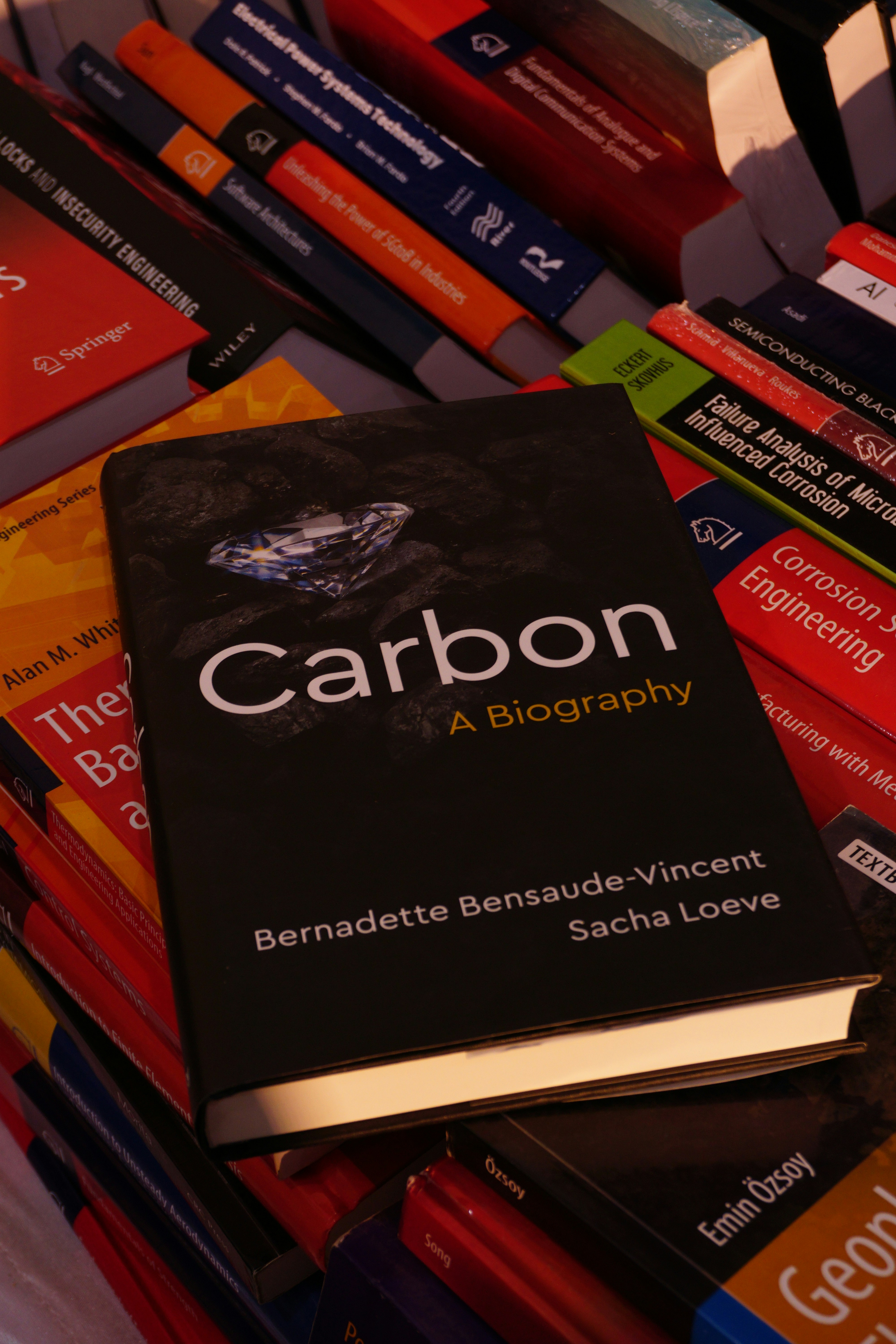 Carbon: A Biography (Bernadette Bensaude-Vincent & Sacha Loeve)